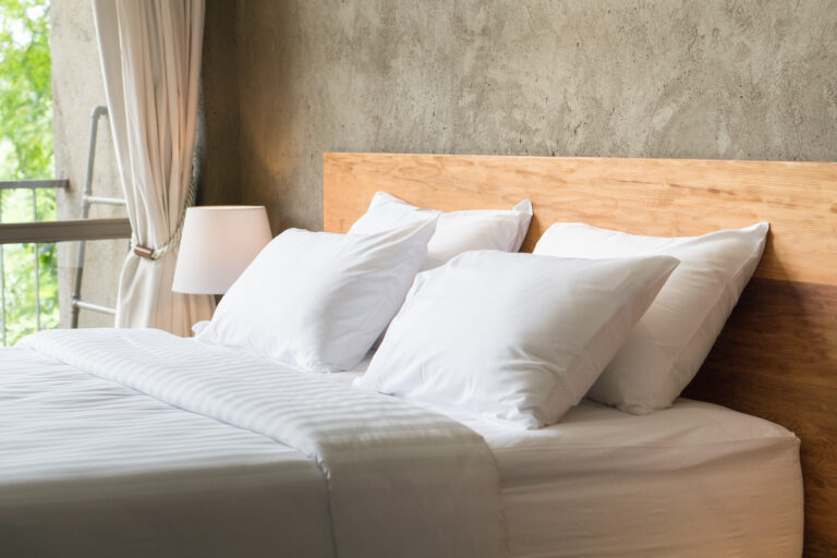 weiße Pölster auf einem Bett mit bequemer Matratze - höchstwahrscheinlich Luftkernmatratzen